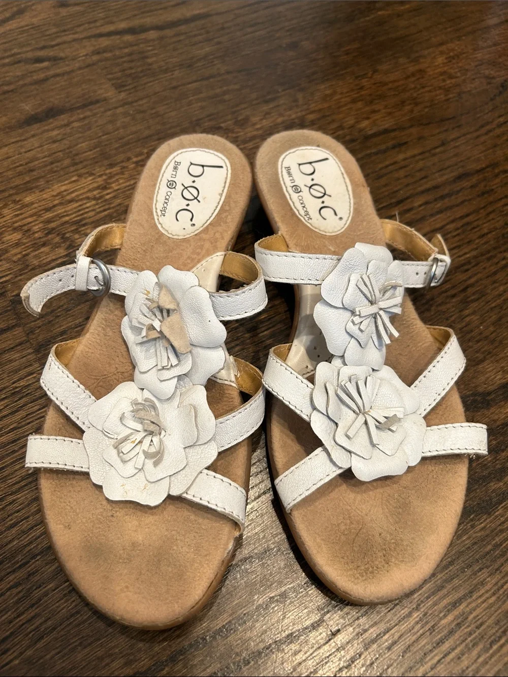 b.o.c. White Floral Leather Slide Sandals size 7 / 38 - Women's